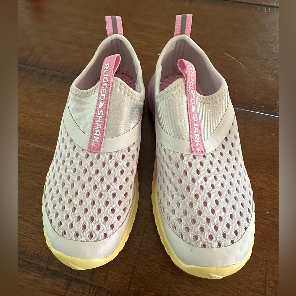 Rugged shark girls size 10